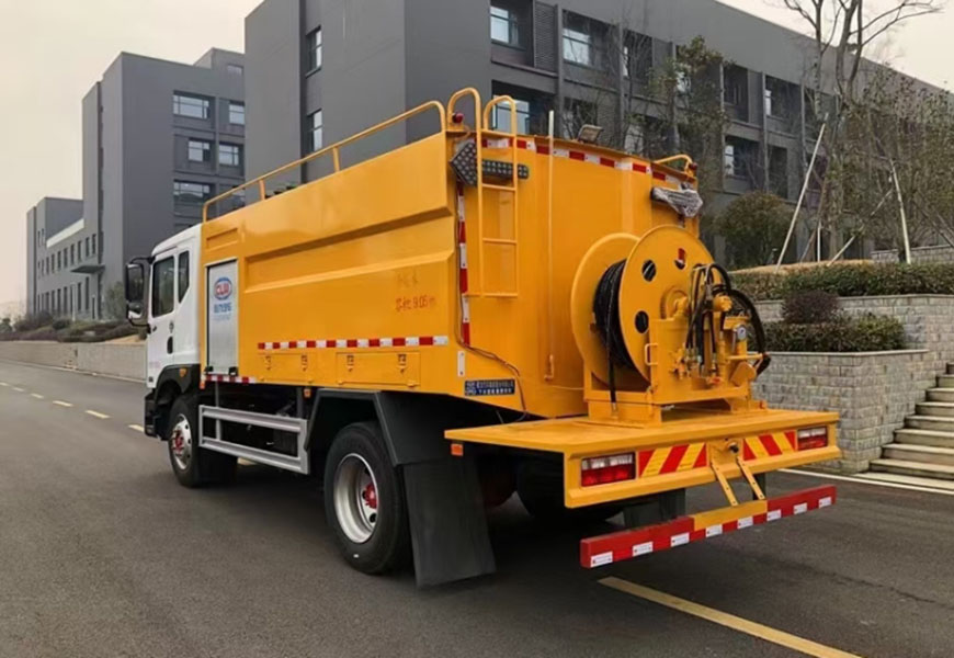 東風(fēng)多利卡D9高壓清洗車(chē)