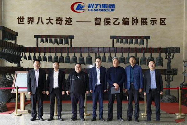 在程力汽車集團(tuán)總部迎賓大廳，雙方代表觀摩世界八大奇跡編鐘后合影紀(jì)念